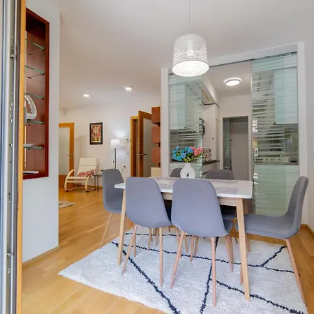 Skenderpasina Skyline 2-bedroom With Balcony Appartement