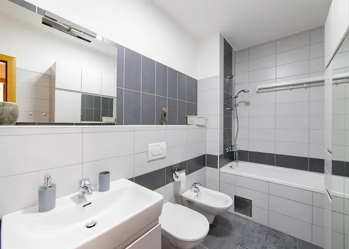 Skenderpasina Skyline 2-bedroom With Balcony *